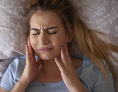 Đau răng ban đêm là hiện tượng gì? Nguyên nhân, cách giảm đau và thời điểm cần gặp bác sĩ