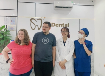 Khác hàng người mỹ làm răng tại nha khoa 