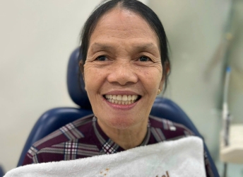 bà Tư phục hình tháo lắp tại Nha khoa sv 