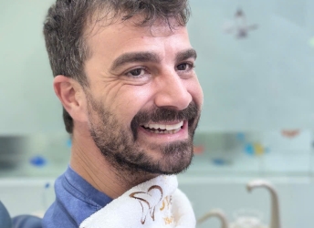 Khách Tây VITO phục hình răng sứ tại Nha khoa SV Quận 3