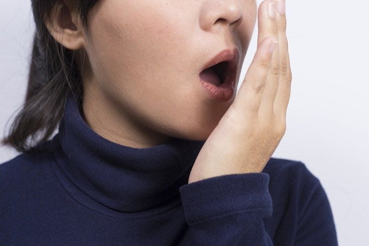 Một biểu hiện khá phổ biến của tình trạng sâu răng nặng là hơi thở có mùi hôi