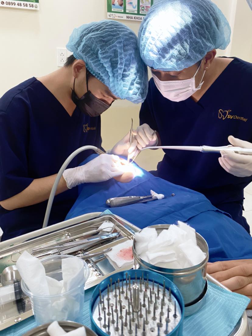 Hình ảnh đội ngũ bác sĩ đang điều trị cho bệnh nhân tại Nha khoa SV quận 3