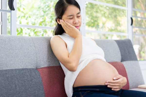 Trong thời kỳ mang thai, nồng độ hormone progesterone và estrogen gia tăng dễ hình thành sâu răng