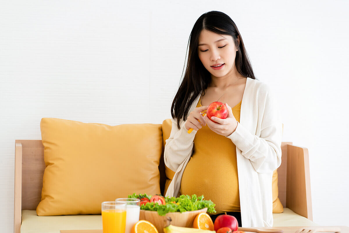 Bà bầu nên duy trì chế độ ăn uống lành mạnh và chăm sóc răng miệng để hạn chế sâu răng