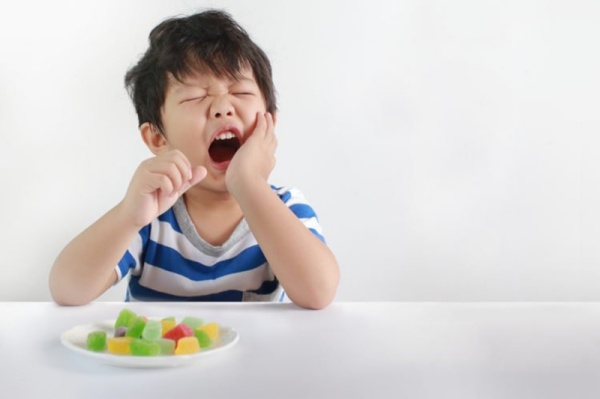 Sâu răng gây ra tình trạng đau nhức răng cho trẻ