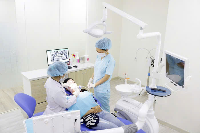 Hình ảnh bác sĩ nha khoa SV khám cho khách