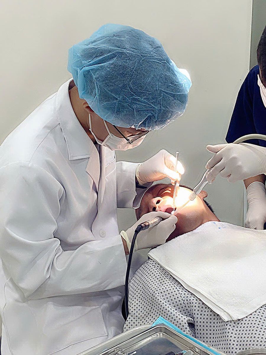 Hình ảnh quy trình cạo vôi răng tại Nha khoa SV quận 3
