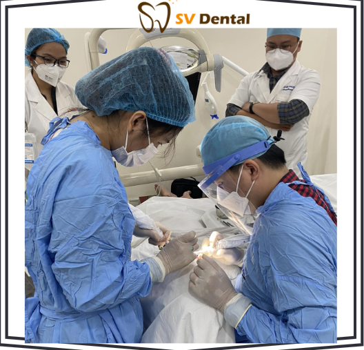 Các bác sĩ tại SV trong một ca phẩu thuật cấy ghép Implant